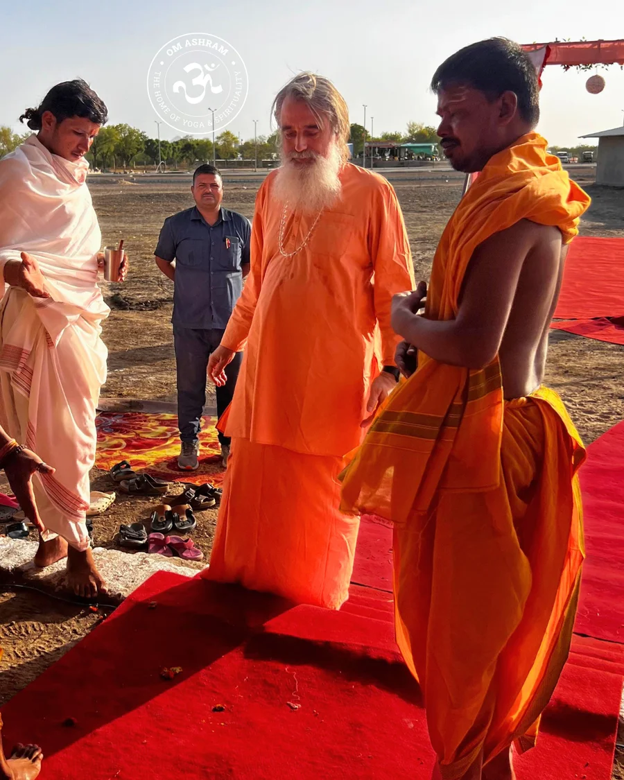 Mahamandaleshwar Shree Swami Gyaneshwar Puri Ji Maharaj arriving at the yagya venue.